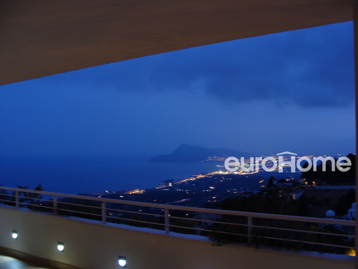 Apartamento con increíbles vistas al mar y bahía en urbanización cerrada de lujo en Altea. Espectacular terraza con las mejores calidades